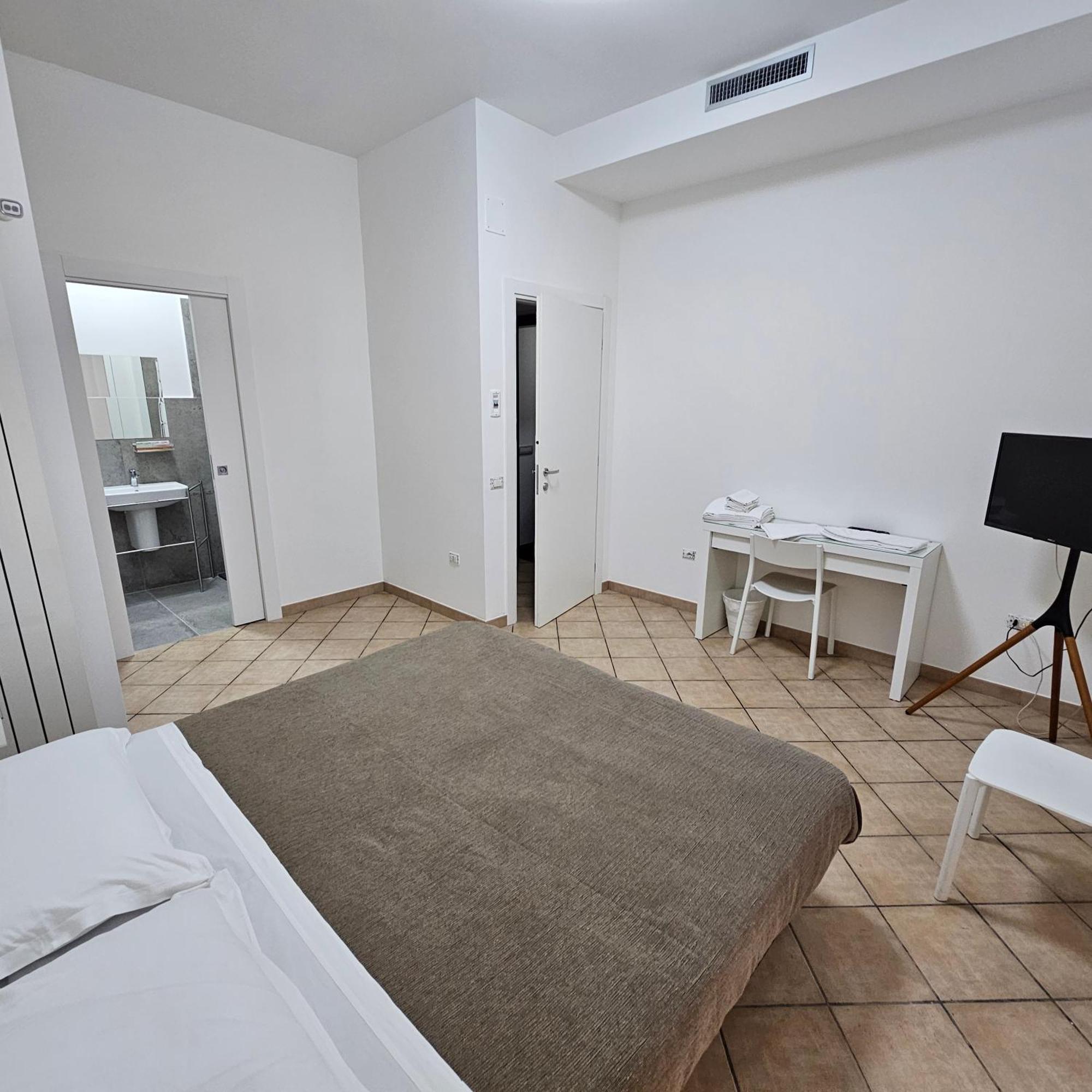 Room & Parking In Centro Citta Con Parcheggio Privato E Wifi Ποτέντσα Εξωτερικό φωτογραφία